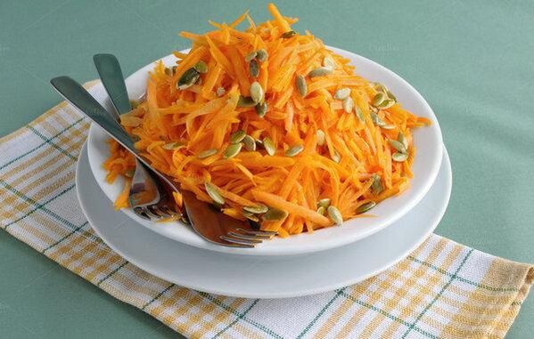 La salade d'automne basée sur les graines de citrouille aide la prostatite
