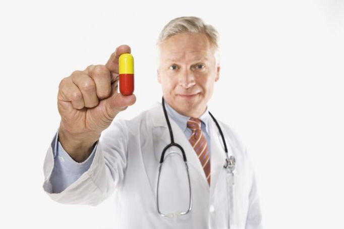 un médecin propose des médicaments contre la prostatite